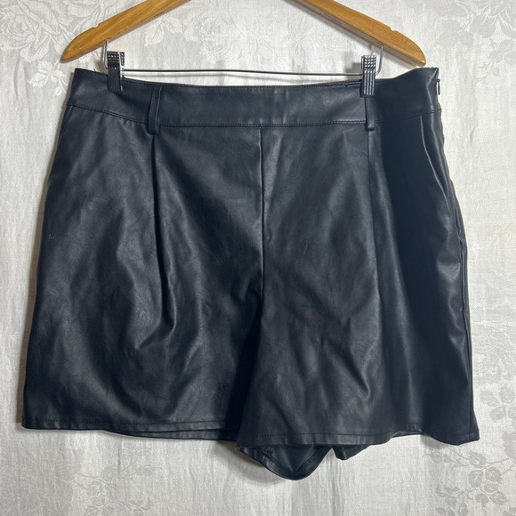ASOS Faux Leather Shorts 14 Black Pleated Side Zip Pockets - Picture 1 of 8